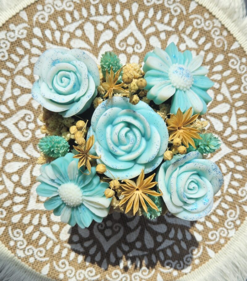 Petit bouquet de roses bleues (pot carré) – Image 2