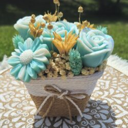 Petit bouquet de roses bleues (pot carré)