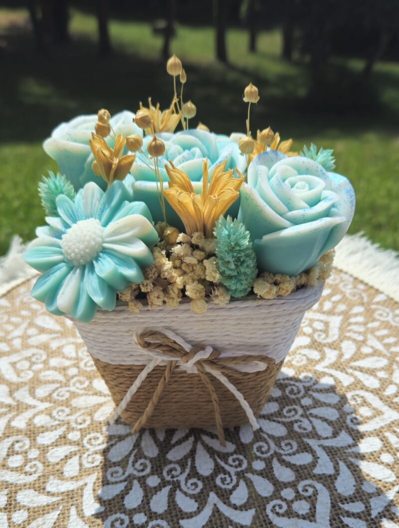 Petit bouquet de roses bleues (pot carré)